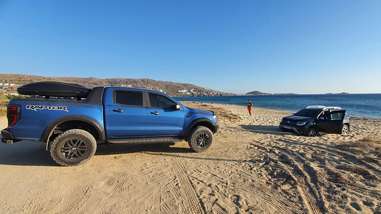 Ford Ranger Raptor ξεκολλά όχημα από παραλία της Νάξου